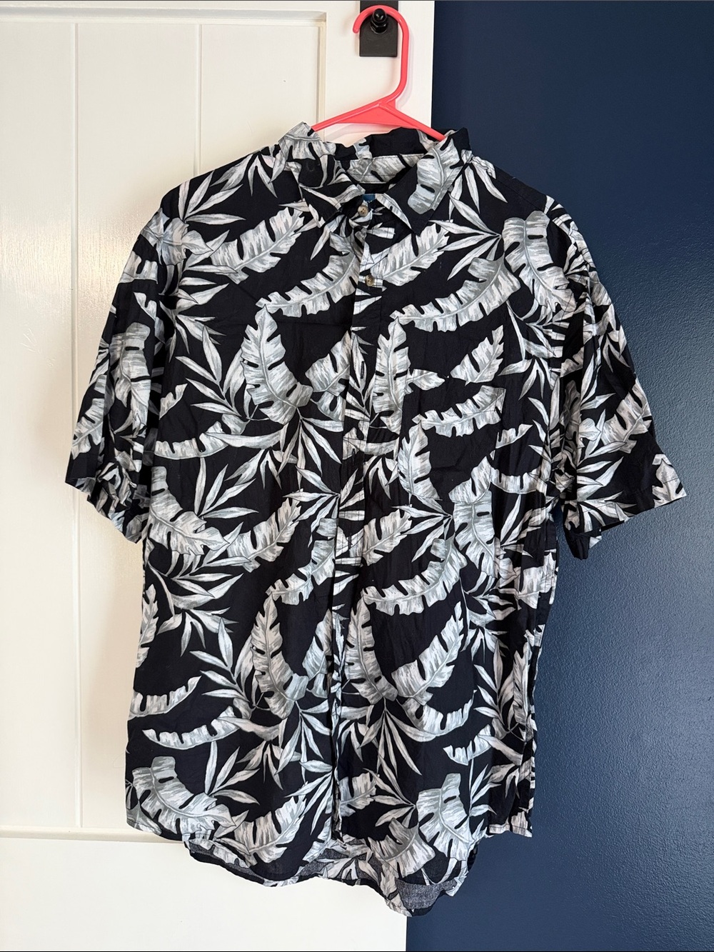 Old Navy Black Short-Sleeve Button-Down Shirt with White Tropical Leaf Print